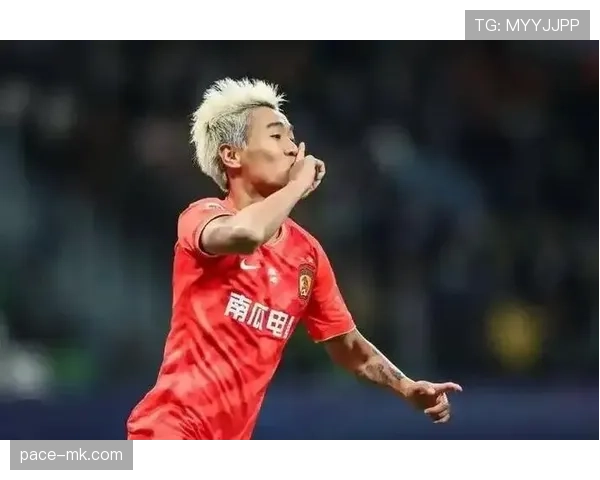 韦世豪刚买的豪车停车场被邻居盯上了，感觉明星气场都出来了？